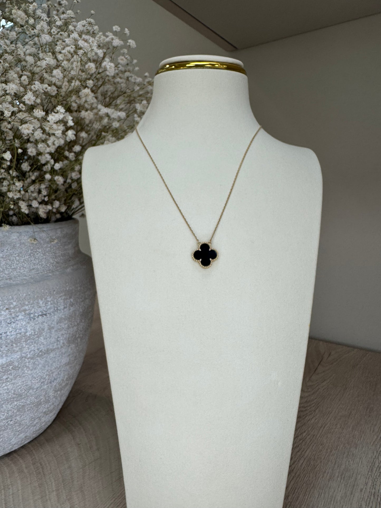 18k Gold One Clover Onyx Stone