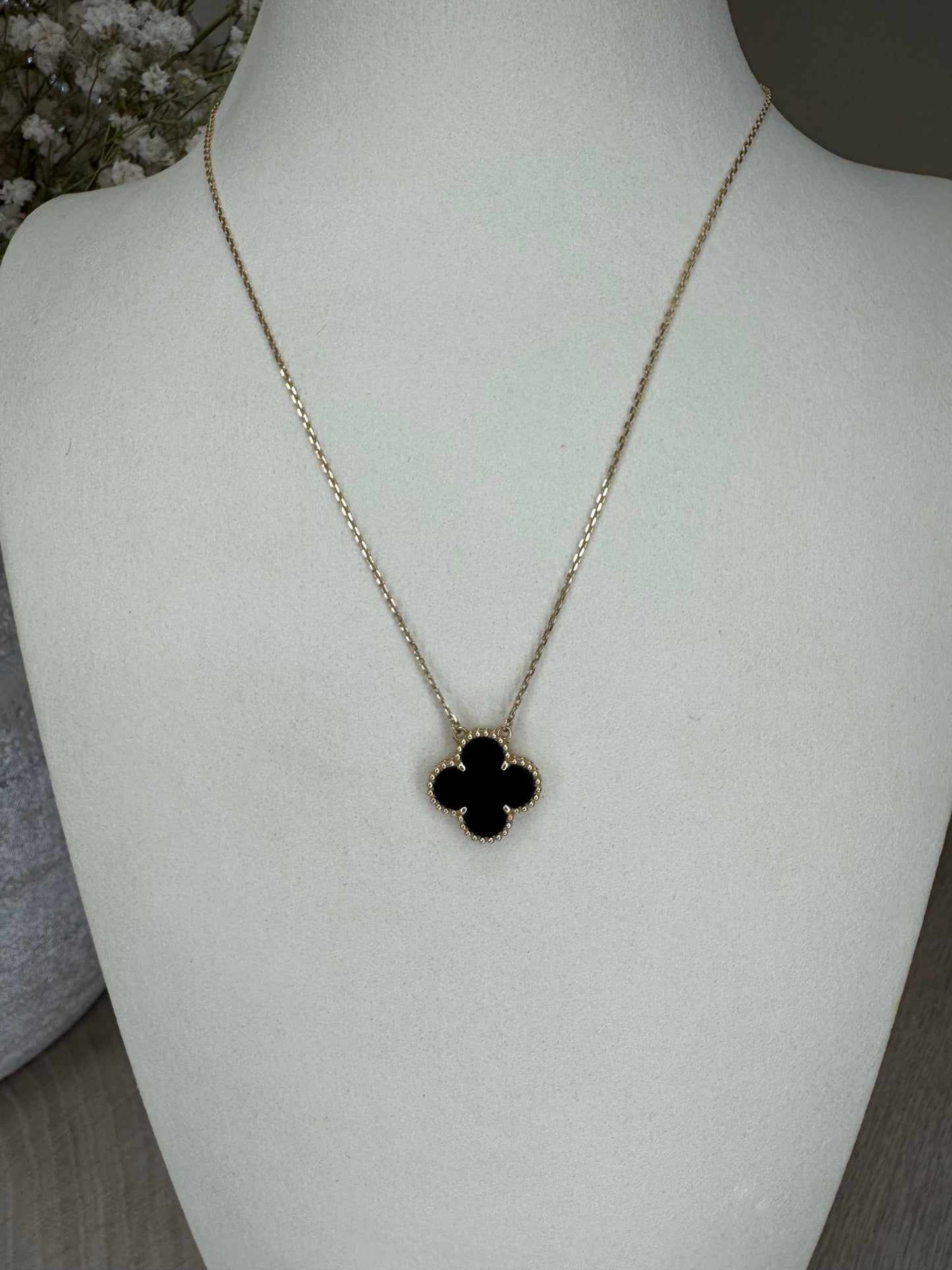 18k Gold One Clover Onyx Stone