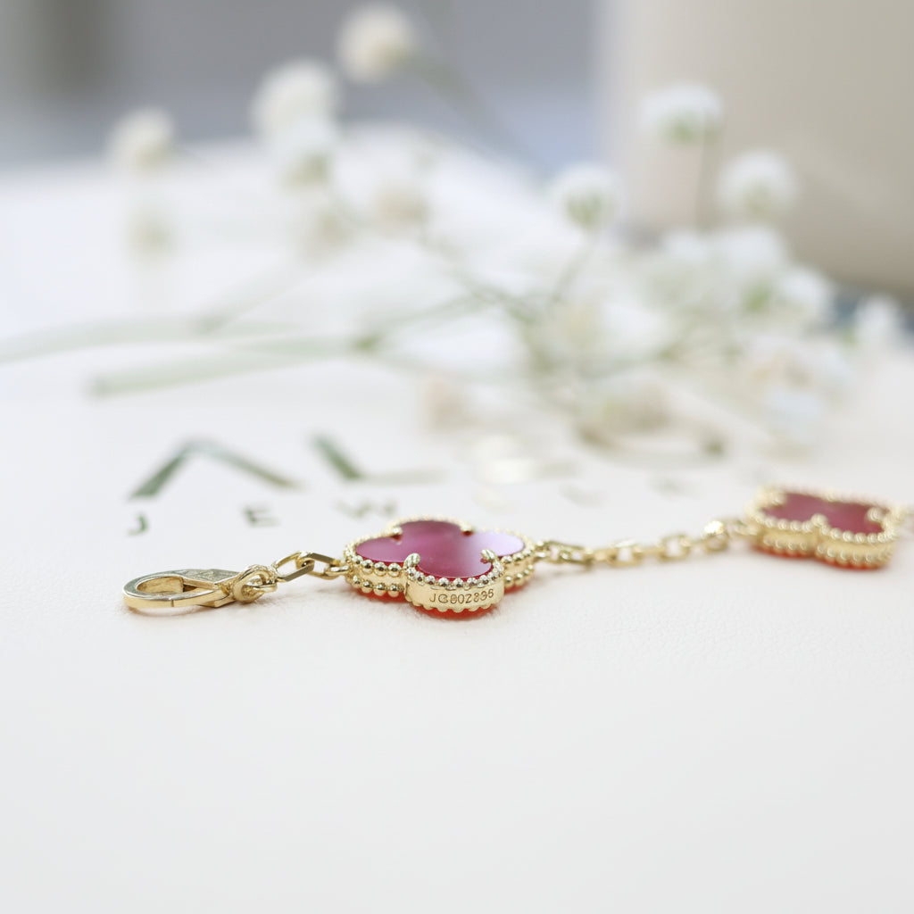 18k Gold One Clover Carnelian Red necklace