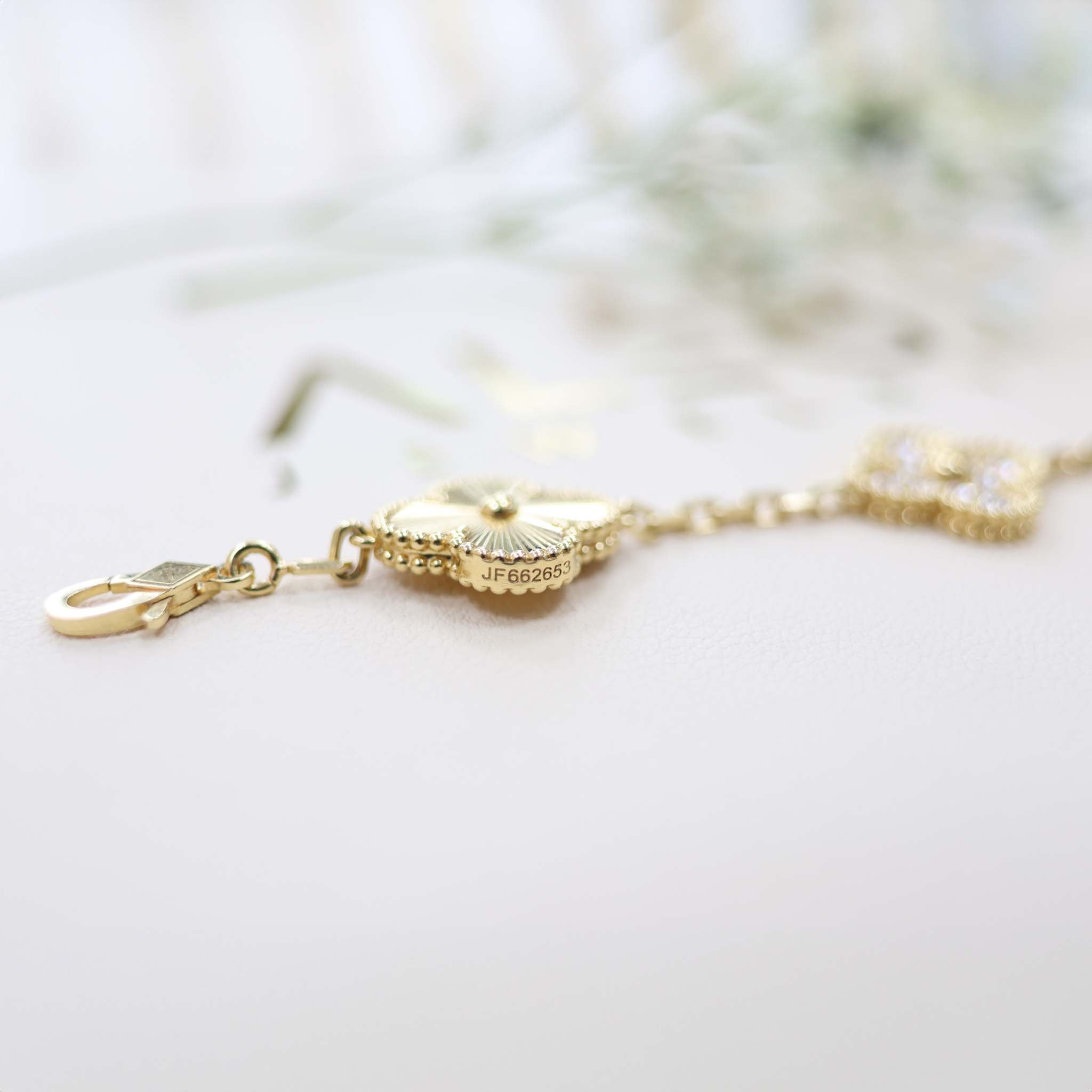 18k Gold and diamonds clover bracelet