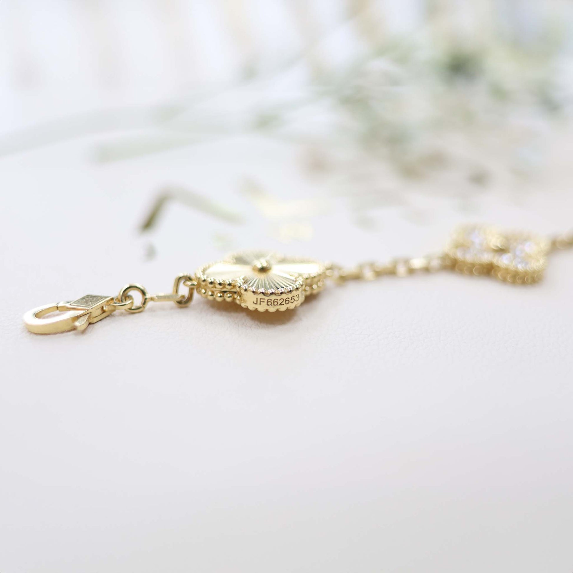 18k Gold and diamonds clover bracelet