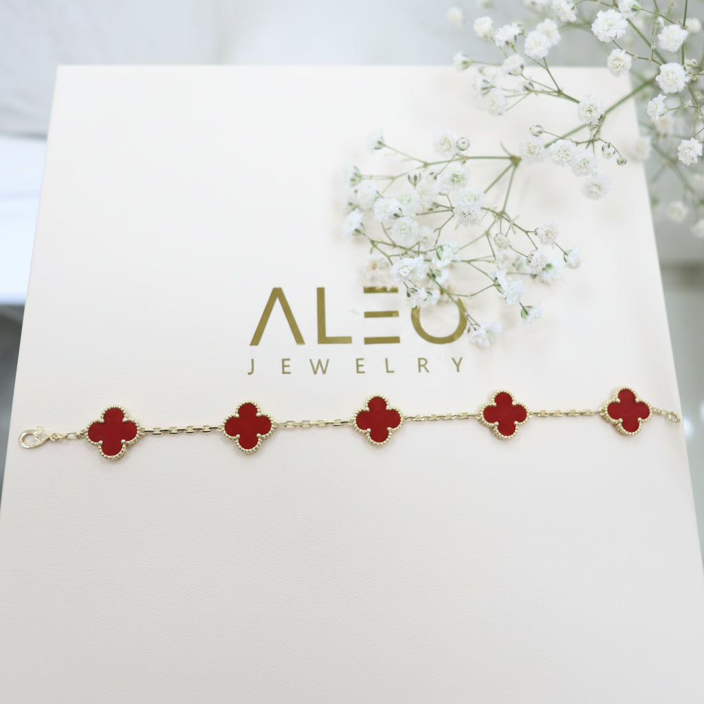 18k Gold One Clover Carnelian Red necklace