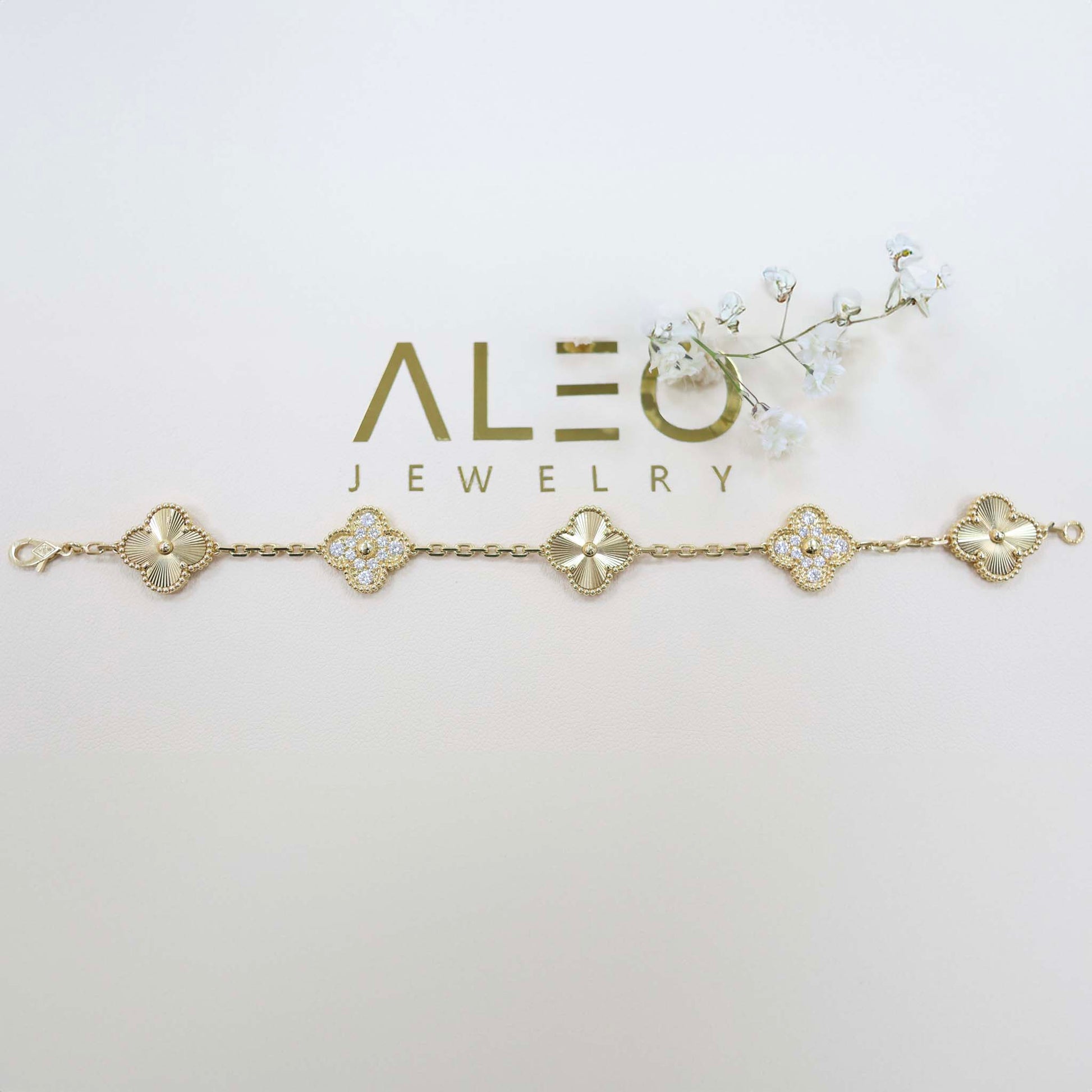 18k Gold and diamonds clover bracelet